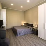Alexander & מלון 3*